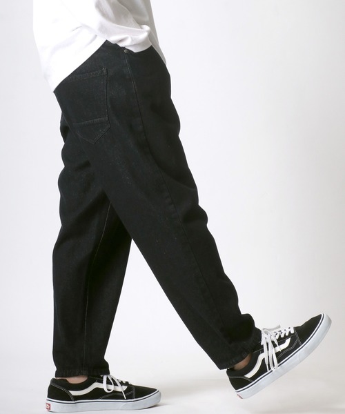 Lazar（ラザル）の「Denim Wide Tapered Pants/デニム ワイドテーパードパンツ（デニムパンツ・メンズ・チャコール/ライトインディゴブルー/インディゴブルー/ダークインディゴブルー/ケミカルウォッシュ/アイボリー/ブラック/ライトブルー/チャコールグレー/ワンウォッシュ・S/M/L）」の3枚目の写真