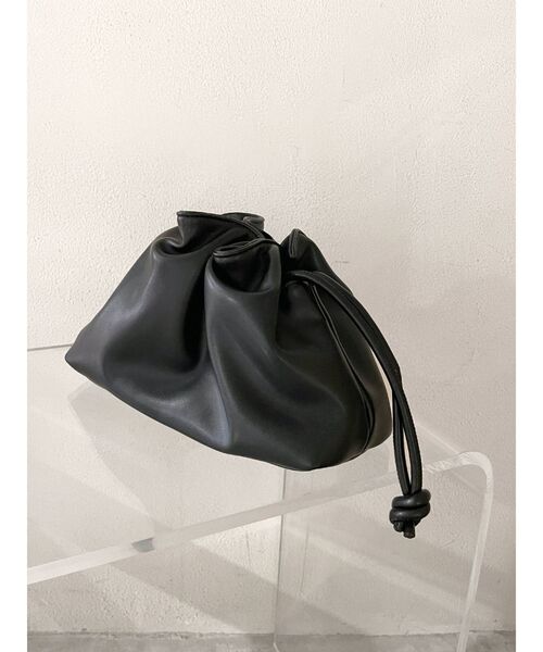 Ungrid(アングリッド)の「フェイクレザーギャザークラッチバッグ(クラッチバッグ・レディース・ブラック/イエロー/オレンジ/グリーン・FREE)」の2枚目の写真