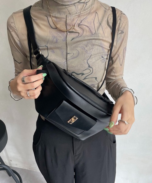 CAPRICIEUX LE'MAGE(カプリシューレマージュ)の「エコレザーボディバッグ(ボディバッグ/ウエストポーチ・レディース・ブラック/ブラウン・FREE)」の2枚目の写真