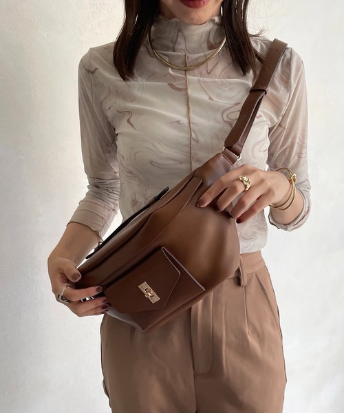 CAPRICIEUX LE'MAGE(カプリシューレマージュ)の「エコレザーボディバッグ(ボディバッグ/ウエストポーチ・レディース・ブラック/ブラウン・FREE)」の6枚目の写真