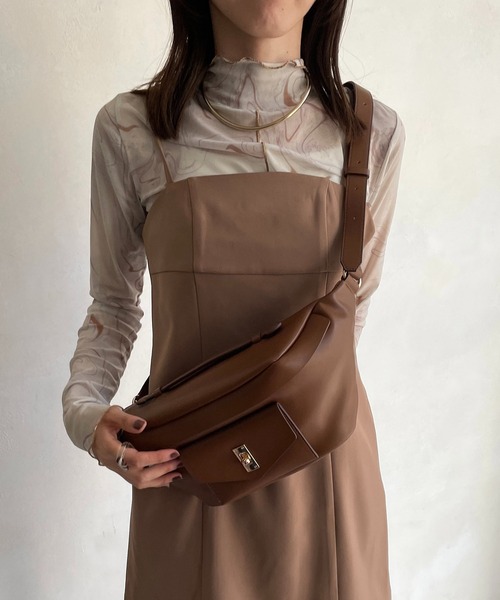 CAPRICIEUX LE'MAGE(カプリシューレマージュ)の「エコレザーボディバッグ(ボディバッグ/ウエストポーチ・レディース・ブラック/ブラウン・FREE)」の7枚目の写真