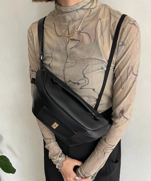 CAPRICIEUX LE'MAGE(カプリシューレマージュ)の「エコレザーボディバッグ(ボディバッグ/ウエストポーチ・レディース・ブラック/ブラウン・FREE)」の9枚目の写真