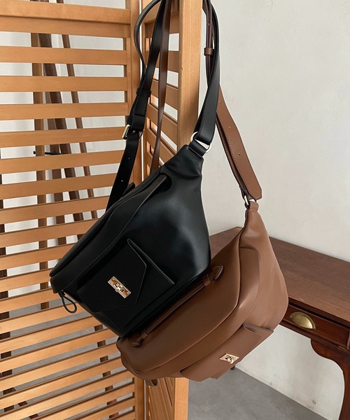 CAPRICIEUX LE'MAGE(カプリシューレマージュ)の「エコレザーボディバッグ(ボディバッグ/ウエストポーチ・レディース・ブラック/ブラウン・FREE)」の4枚目の写真