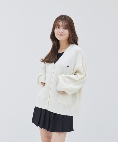 17HR（セブンティーンアワーズ）の「ロゴ刺繍カーディガン