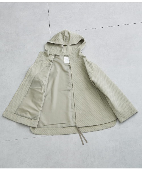 SIPULI（シプリ）の「【手洗い可能】Matelasse フーデッドブルゾン（ブルゾン・レディース・カーキ/グレイッシュベージュ・2）」の4枚目の写真