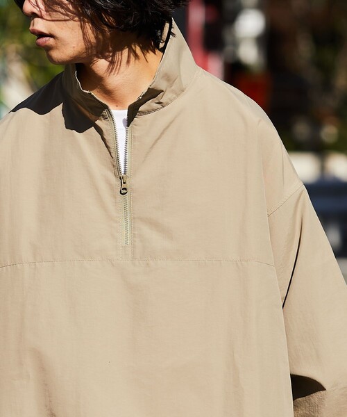 FREAK'S STORE（フリークスストア）の「【限定展開】ビッグシルエット ハーフジップ ナイロンプルオーバー/POジャケット/アノラック（ナイロンジャケット・メンズ・ブラック/ベージュ/オリーブ/グレイッシュブルー・SMALL/MEDIUM/LARGE）」の12枚目の写真