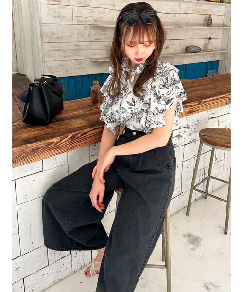 dazzlin（ダズリン）の「カットアウトフリルシャツトップス（シャツ/ブラウス・レディース・ベージュ/その他1/ブルー/オフホワイト・FREE）」の7枚目の写真