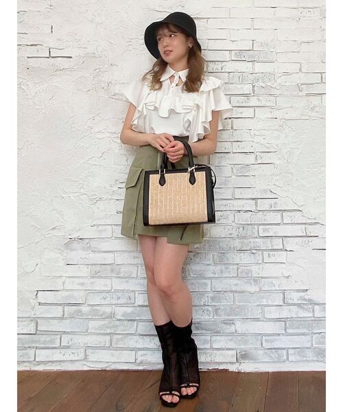 dazzlin（ダズリン）の「カットアウトフリルシャツトップス（シャツ/ブラウス・レディース・ベージュ/その他1/ブルー/オフホワイト・FREE）」の13枚目の写真