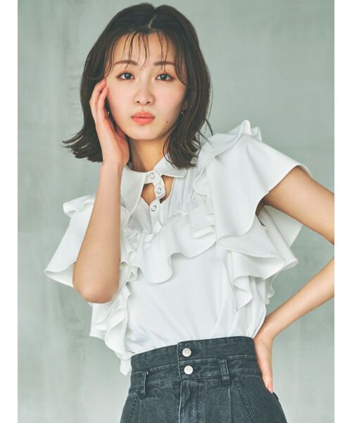 dazzlin（ダズリン）の「カットアウトフリルシャツトップス（シャツ/ブラウス・レディース・ベージュ/その他1/ブルー/オフホワイト・FREE）」の2枚目の写真