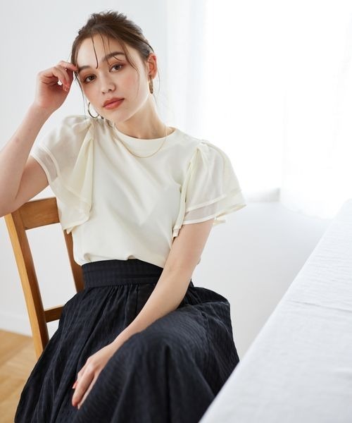mysty woman(ミスティウーマン)の「イソザイフレアスリーブプルオーバー 963785(Tシャツ/カットソー・レディース・ブラック/ベージュ/オフホワイト・FREE)」の1枚目の写真