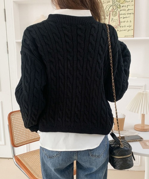 ABITOKYO（アビトーキョー）の「ショート丈Vネックケーブルニット