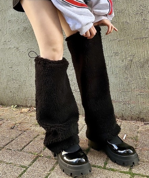 ipugo（イプゴ）の「ipugo/イプゴ ボア素材レッグウォーマー レッグカバー（レッグウォーマー・レディース・クリーム/ブラック・FREE）」の16枚目の写真