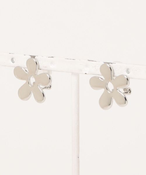 LOWRYS FARM（ローリーズファーム）の「ハナイヤークリップ　 108469（イヤリング・レディース・ベージュ/グレー・FREE）」の2枚目の写真