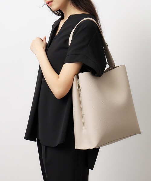 OPAQUE.CLIP（オペークドットクリップ）の「◆【軽量／A4サイズ対応／通勤対応】シュリンク合皮ワンショルダーバッグ（ショルダーバッグ・レディース・ベージュ/ライトグレー/ブラック・00）」の13枚目の写真