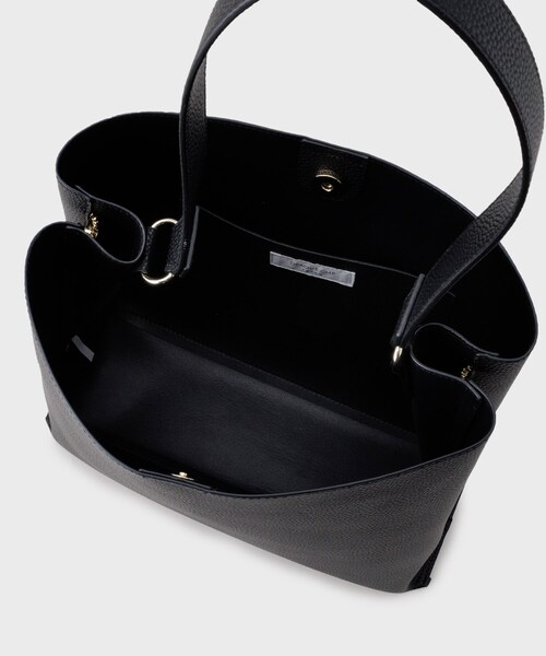 OPAQUE.CLIP（オペークドットクリップ）の「◆【軽量／A4サイズ対応／通勤対応】シュリンク合皮ワンショルダーバッグ（ショルダーバッグ・レディース・ベージュ/ライトグレー/ブラック・00）」の7枚目の写真