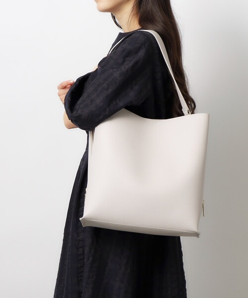 OPAQUE.CLIP（オペークドットクリップ）の「◆【軽量／A4サイズ対応／通勤対応】シュリンク合皮ワンショルダーバッグ（ショルダーバッグ・レディース・ベージュ/ライトグレー/ブラック・00）」の5枚目の写真