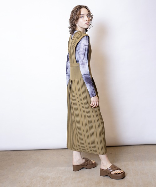 OSMOSIS（オズモーシス）の「ストライプサロペットニットスカート（サロペット/オーバーオール・レディース・ブラック系その他/ブラック/ベージュ系その他・ONE SIZE）」の9枚目の写真