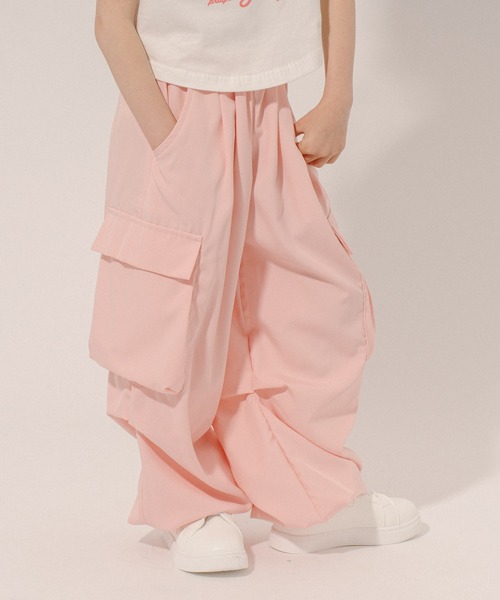 URBAN CHERRY(アーバンチェリー)の「カラーカーゴパンツ(カーゴパンツ・キッズ・ピンク/ブラック・120cm/130cm/140cm/150cm)」の2枚目の写真