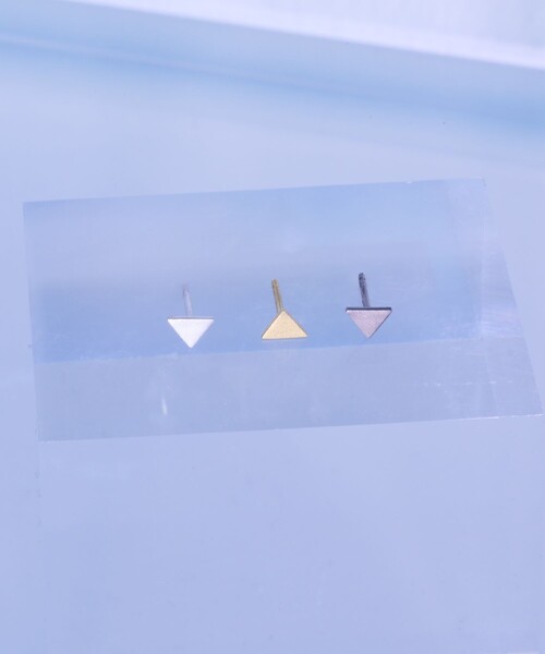 and cloud(アンドクラウド)の「Minimum Triangle Pierce/Single(ピアス(片耳用)・レディース・ブラック/シルバー/イエローゴールド・FREE)」の3枚目の写真