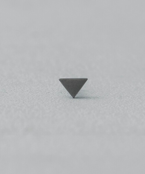 and cloud(アンドクラウド)の「Minimum Triangle Pierce/Single(ピアス(片耳用)・レディース・ブラック/シルバー/イエローゴールド・FREE)」の2枚目の写真