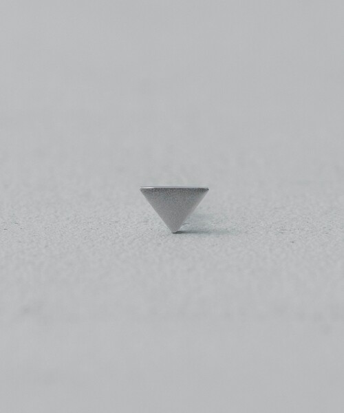 and cloud(アンドクラウド)の「Minimum Triangle Pierce/Single(ピアス(片耳用)・レディース・ブラック/シルバー/イエローゴールド・FREE)」の5枚目の写真
