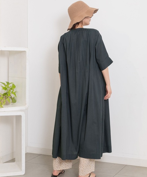 POU DOU DOU（プードゥドゥ）の「ピンタック使いワンピース（ワンピース・レディース・オフホワイト/ダークグレー/イエロー・3）」の20枚目の写真