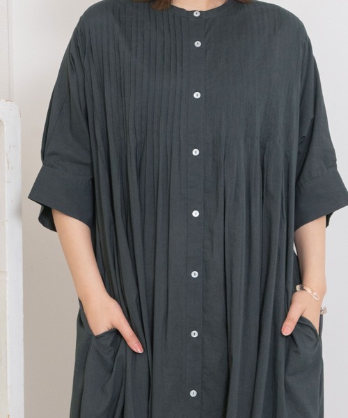 POU DOU DOU（プードゥドゥ）の「ピンタック使いワンピース（ワンピース・レディース・オフホワイト/ダークグレー/イエロー・3）」の16枚目の写真