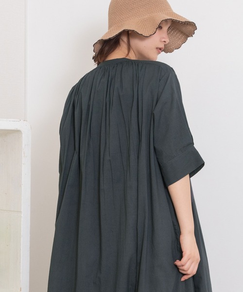 POU DOU DOU（プードゥドゥ）の「ピンタック使いワンピース（ワンピース・レディース・オフホワイト/ダークグレー/イエロー・3）」の15枚目の写真