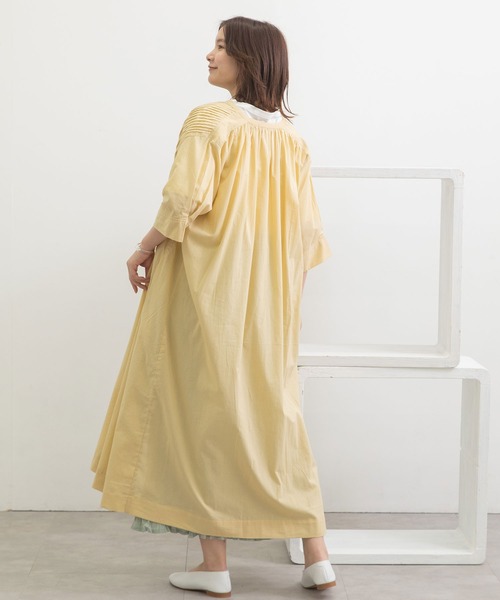 POU DOU DOU（プードゥドゥ）の「ピンタック使いワンピース（ワンピース・レディース・オフホワイト/ダークグレー/イエロー・3）」の4枚目の写真