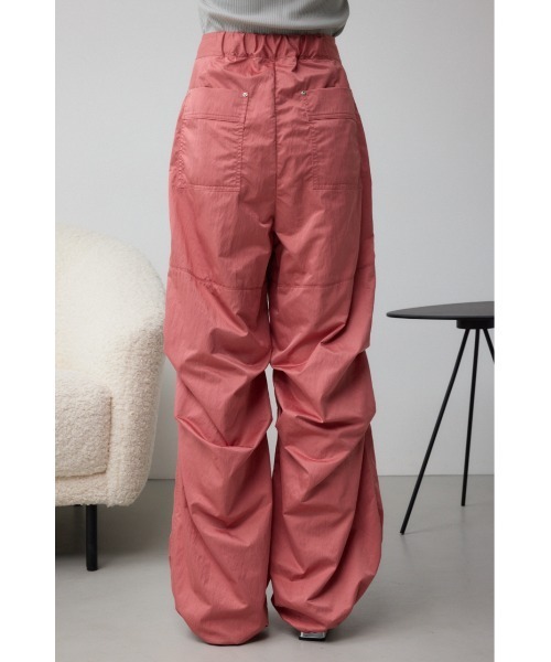 AZUL by moussy（アズールバイマウジー）の「パラシュートパンツ（カーゴパンツ・レディース・ブラック/スモークピンク/グレー・SMALL/MEDIUM）」の9枚目の写真