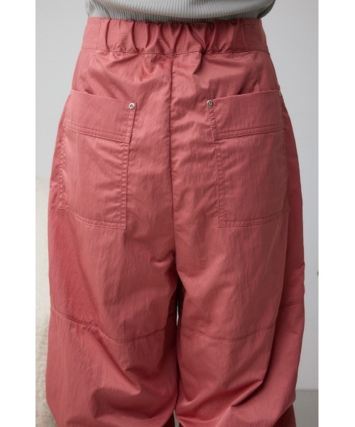 AZUL by moussy（アズールバイマウジー）の「パラシュートパンツ（カーゴパンツ・レディース・ブラック/スモークピンク/グレー・SMALL/MEDIUM）」の7枚目の写真