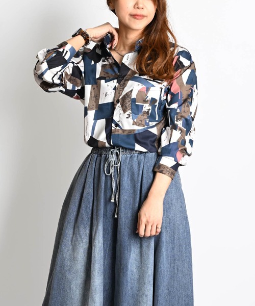 MARAI(マーライ)の「幾何学柄 総柄シャツ レギュラーカラー 長袖 ブラウス(シャツ/ブラウス・レディース・グレー系その他/ブラック×ブルー/パープル/イエロー/ブラック×グレー/ネイビー/ブラウン/ブラック×ホワイト/ベージュ/ホワイト×ブルー/ホワイト×グリーン/レッド/ホワイト/ピンク・MEDIUM/X-LARGE)」の4枚目の写真