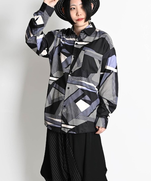 MARAI(マーライ)の「幾何学柄 総柄シャツ レギュラーカラー 長袖 ブラウス(シャツ/ブラウス・レディース・グレー系その他/ブラック×ブルー/パープル/イエロー/ブラック×グレー/ネイビー/ブラウン/ブラック×ホワイト/ベージュ/ホワイト×ブルー/ホワイト×グリーン/レッド/ホワイト/ピンク・MEDIUM/X-LARGE)」の5枚目の写真