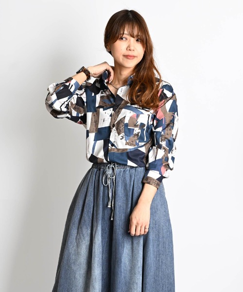 MARAI(マーライ)の「幾何学柄 総柄シャツ レギュラーカラー 長袖 ブラウス(シャツ/ブラウス・レディース・グレー系その他/ブラック×ブルー/パープル/イエロー/ブラック×グレー/ネイビー/ブラウン/ブラック×ホワイト/ベージュ/ホワイト×ブルー/ホワイト×グリーン/レッド/ホワイト/ピンク・MEDIUM/X-LARGE)」の21枚目の写真