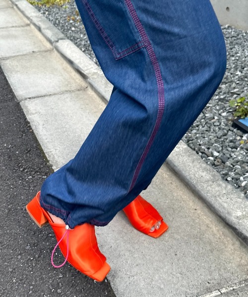 mi via loca（ミヴィアロカ）の「【2WAY】ライトデニム 配色ステッチ ペインター イージーパンツ（デニムパンツ・レディース・ライトブルー/ブラック/カーキ/ブルー・FREE）」の4枚目の写真