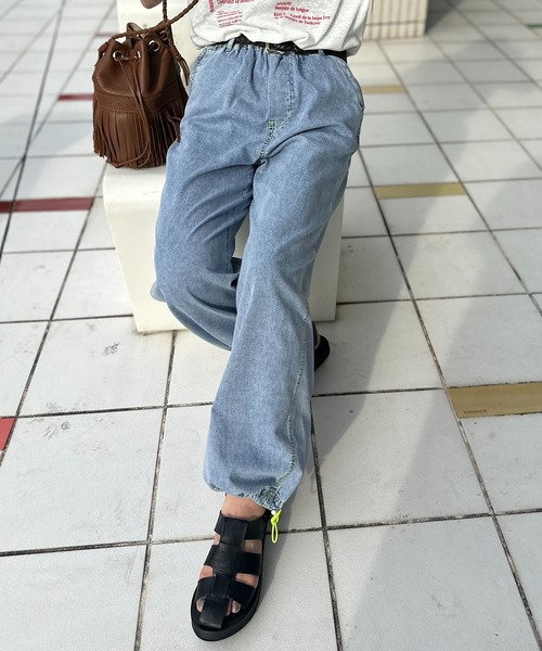 mi via loca（ミヴィアロカ）の「【2WAY】ライトデニム 配色ステッチ ペインター イージーパンツ（デニムパンツ・レディース・ライトブルー/ブラック/カーキ/ブルー・FREE）」の3枚目の写真