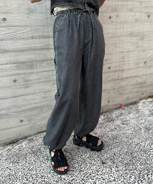 mi via loca（ミヴィアロカ）の「【2WAY】ライトデニム 配色ステッチ ペインター イージーパンツ（デニムパンツ・レディース・ライトブルー/ブラック/カーキ/ブルー・FREE）」の13枚目の写真