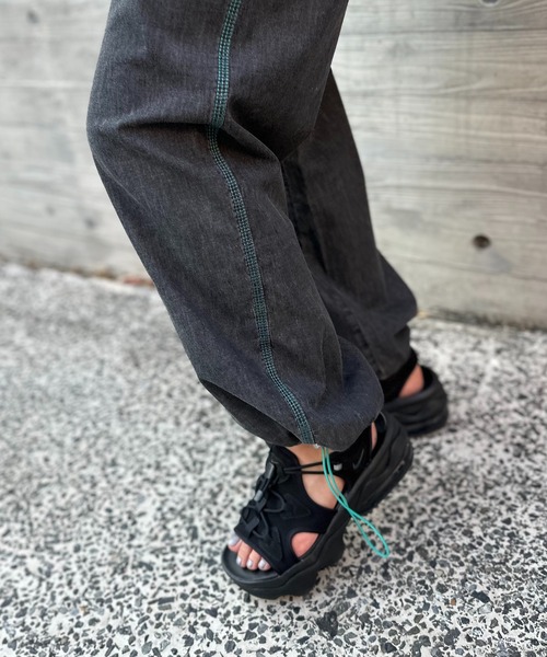 mi via loca（ミヴィアロカ）の「【2WAY】ライトデニム 配色ステッチ ペインター イージーパンツ（デニムパンツ・レディース・ライトブルー/ブラック/カーキ/ブルー・FREE）」の16枚目の写真