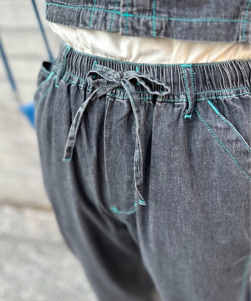 mi via loca（ミヴィアロカ）の「【2WAY】ライトデニム 配色ステッチ ペインター イージーパンツ（デニムパンツ・レディース・ライトブルー/ブラック/カーキ/ブルー・FREE）」の10枚目の写真