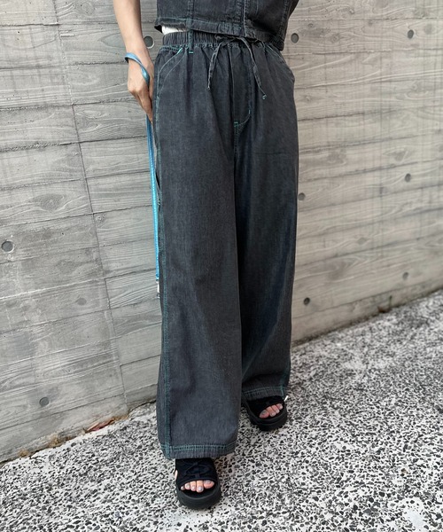 mi via loca（ミヴィアロカ）の「【2WAY】ライトデニム 配色ステッチ ペインター イージーパンツ（デニムパンツ・レディース・ライトブルー/ブラック/カーキ/ブルー・FREE）」の11枚目の写真