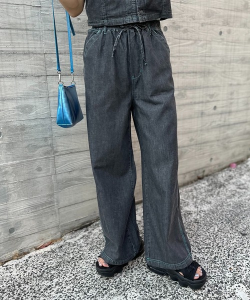 mi via loca（ミヴィアロカ）の「【2WAY】ライトデニム 配色ステッチ ペインター イージーパンツ（デニムパンツ・レディース・ライトブルー/ブラック/カーキ/ブルー・FREE）」の7枚目の写真
