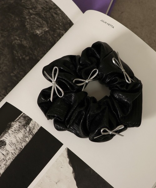 セール】メタリックリボン シュシュ（シュシュ）｜emesuelee