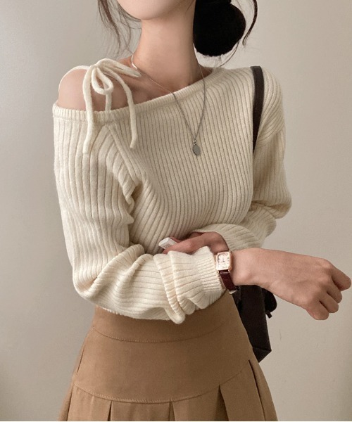 gossip!ロサンゼルス(ゴシップロサンゼルス)の「Y2K アンバランスオフショルダーリボンストラップリブニット(ニット/セーター・レディース・ブラック/アイボリー/ワイン・FREE)」の1枚目の写真