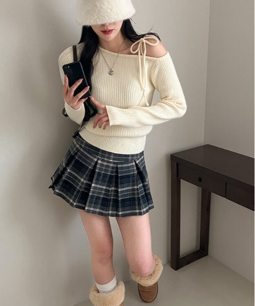 gossip!ロサンゼルス(ゴシップロサンゼルス)の「Y2K アンバランスオフショルダーリボンストラップリブニット(ニット/セーター・レディース・ブラック/アイボリー/ワイン・FREE)」の22枚目の写真