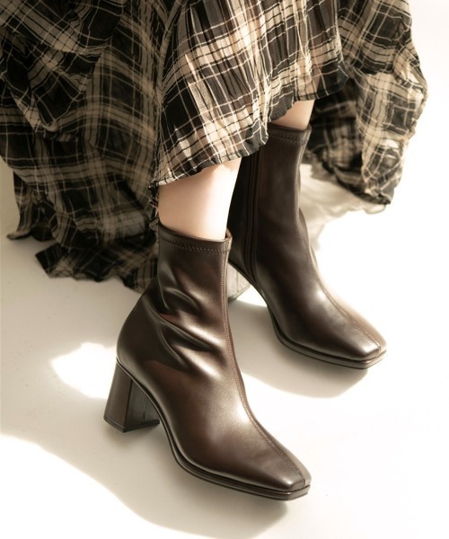 REZOY（リゾイ）の「【REZOY】スクエアトゥセンターシームストレッチショートブーツ（ブーツ・レディース・シルバー系/アイボリー/ブラック/ダークブラウン・S/M/L/LL）」の3枚目の写真