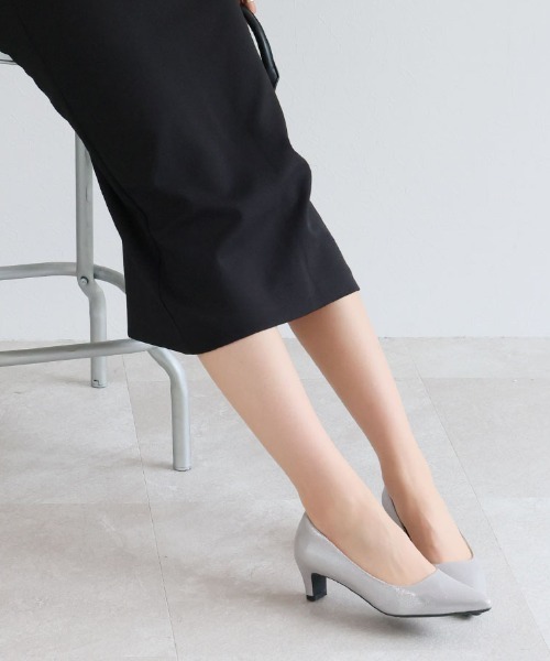 VIVIAN(ヴィヴィアン)の「履きごこちやみつき感激 ポインテッドトゥ5cmプレートヒールパンプス(パンプス・レディース・シルバー/ブラック/ブラック系その他2・21.5/22/22.5/23/23.5/24/24.5/25/25.5/26)」の6枚目の写真