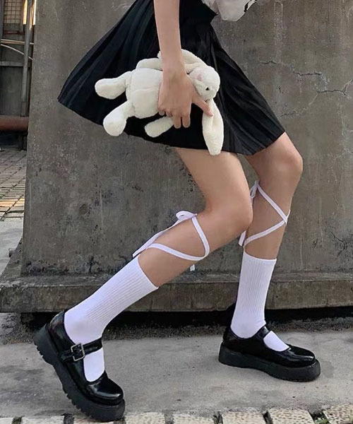 Mayree（メイリー）の「【urge select】レースアップ リボン ハイソックス（ソックス/靴下・レディース・ホワイト/ブラック/ブラック系/ホワイト系・FREE）」の2枚目の写真