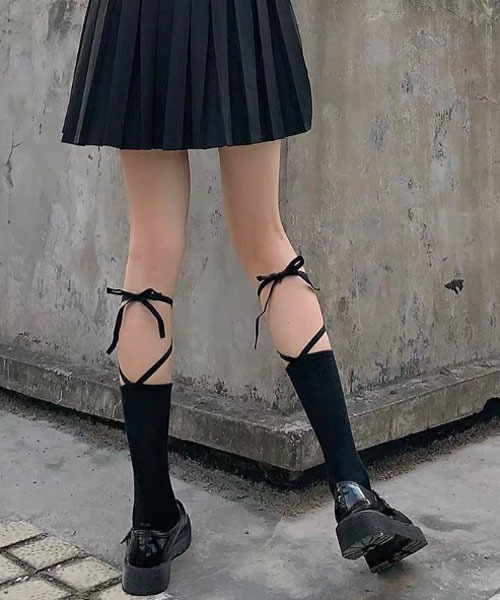 Mayree（メイリー）の「【urge select】レースアップ リボン ハイソックス（ソックス/靴下・レディース・ホワイト/ブラック/ブラック系/ホワイト系・FREE）」の4枚目の写真