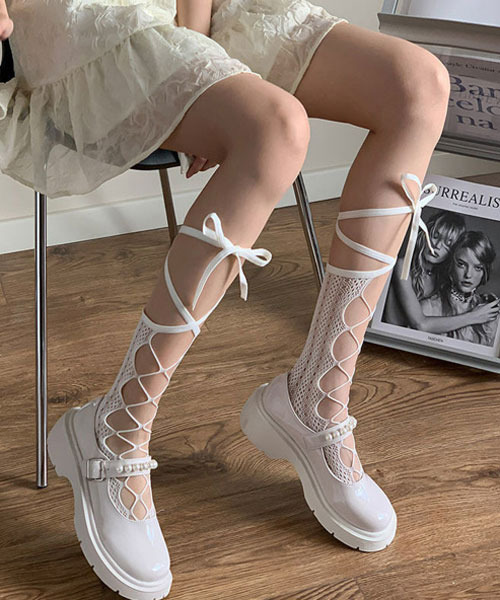 Mayree（メイリー）の「【urge select】レースアップ リボン ハイソックス（ソックス/靴下・レディース・ホワイト/ブラック/ブラック系/ホワイト系・FREE）」の5枚目の写真