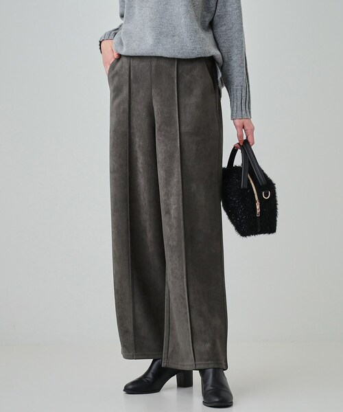 DRESKIP（ドレスキップ）の「◆【S-LL】脚をすっきりきれいに魅せる スエード調 ピンタックワイドパンツ（その他パンツ・レディース・チャコールグレー/グリーン/ナチュラル・01/02/03/04）」の2枚目の写真